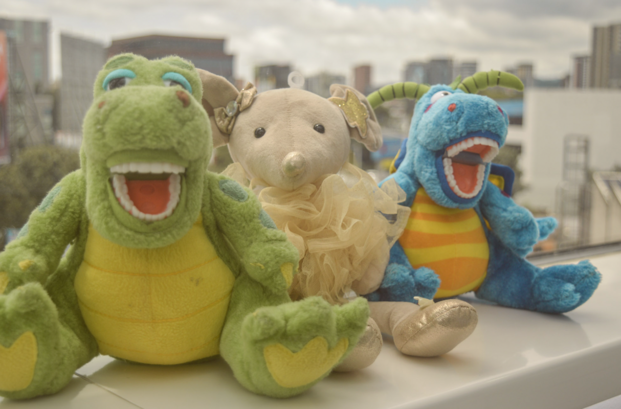 Juguetes infantiles con dientes sonrientes para enseñar higiene dental en niños