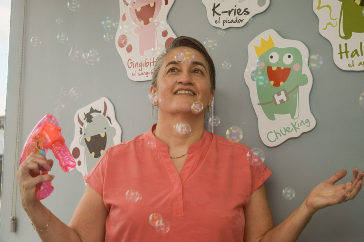 Odontopediatra creando un ambiente divertido con burbujas en consulta infantil