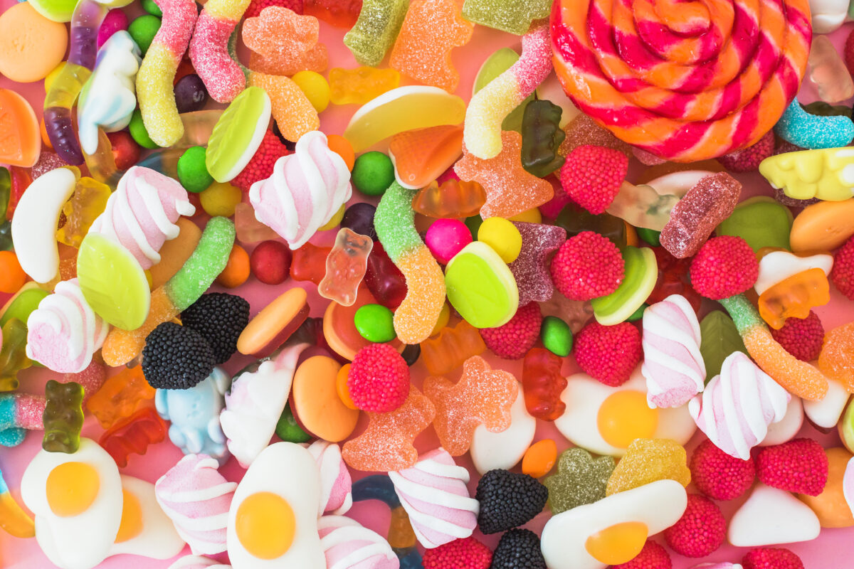 Gominolas y dulces coloridos relacionados con el riesgo de caries en niños.