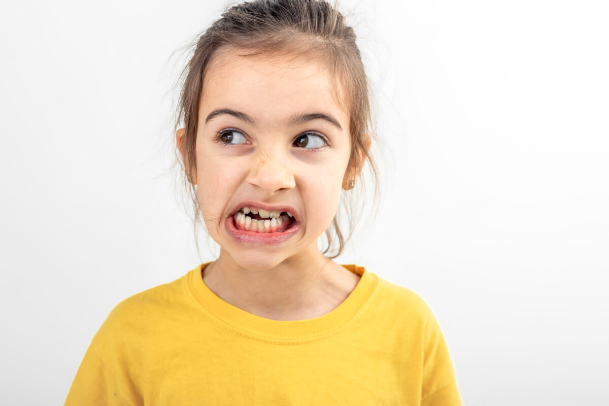 Bebé sonriendo para ilustrar el tema de dolor de muelas en bebés.