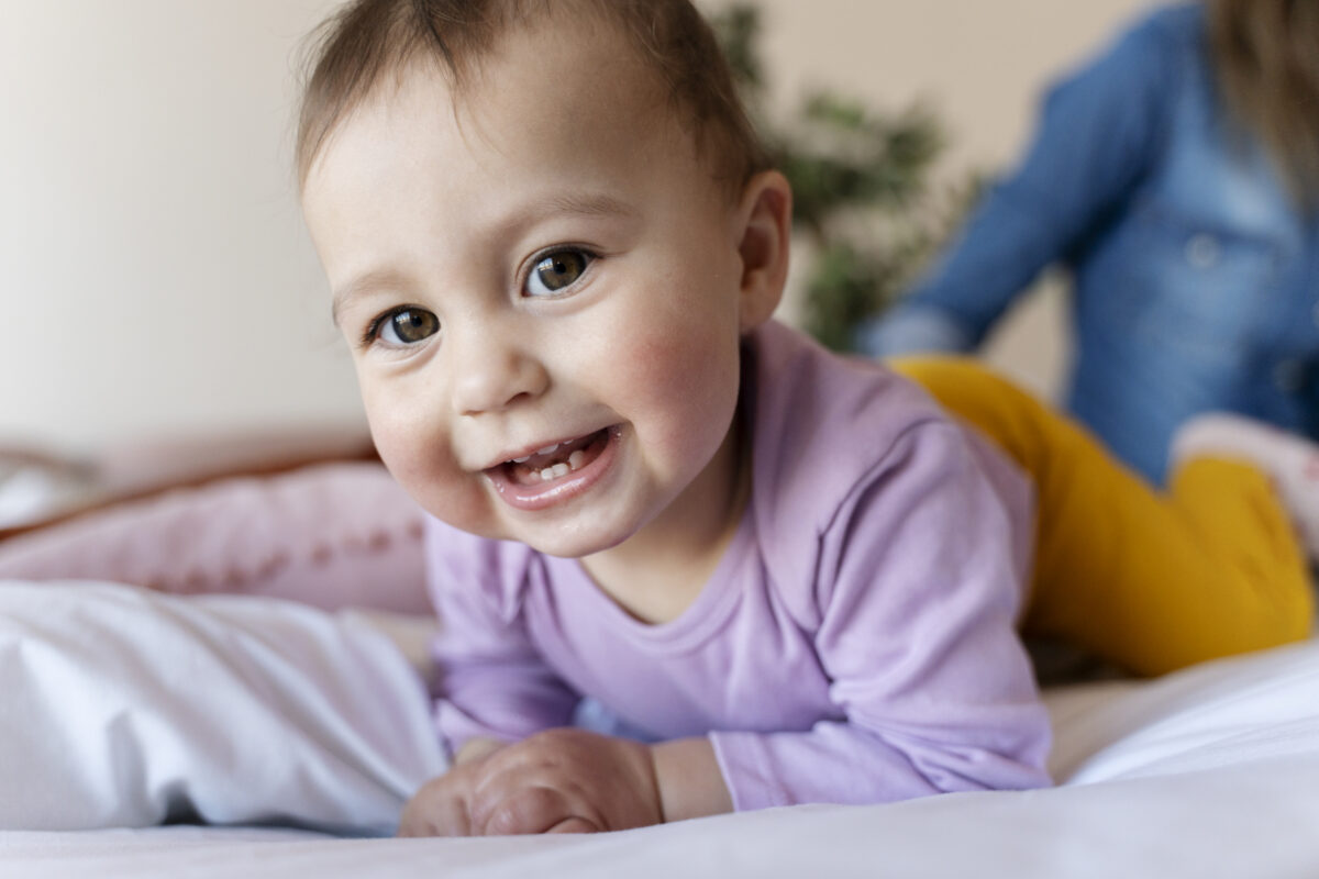 Bebé sonriendo con dientes sanos para ilustrar la prevención de caries desde la infancia.
